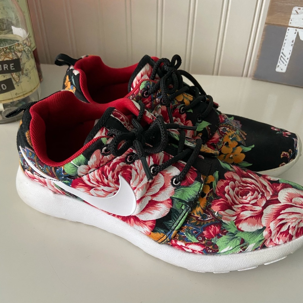 Women’s Nike Roshe floral design